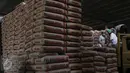 Pekerja tengah meletakkan karung semen di Jakarta, Rabu (27/1).Penjualan semen sepanjang 2015 mencapai 61,00 ton, naik 1,8% dibanding tahun sebelumnya 59,90 juta ton. (Liputan6.com/Angga Yuniar)