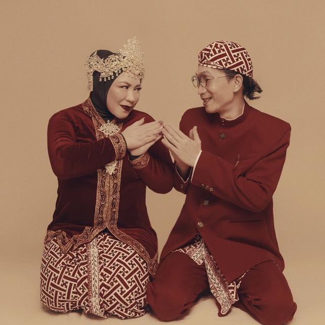 Anniversary Pernikahan Ke-25, Ini 7 Pemotretan Melly Goeslaw dan Anto Hoed