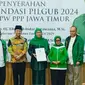 PPP Jatim memberikan surat rekomendasi kepada pasangan Khofifah Indar Parawansa dan Emil Dardak untuk maju di Pilgub Jatim 2024. (Liputan6.com/Dian Kurniawan)