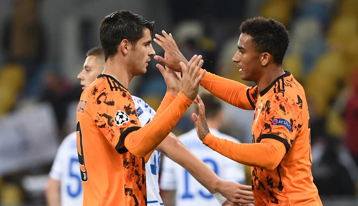 Striker Juventus, Alvaro Morata, merayakan kemenangan bersama rekan setimnya usai pertandingan melawan Dynamo Kiev dalam laga fase grup Liga Champions 2020/2021 di Stadion Olympiyskiy, Kiev, Selasa (20/10/2020). Juventus menang 2-0 atas Dynamo Kiev. (AFP/Sergei Supinsky).
