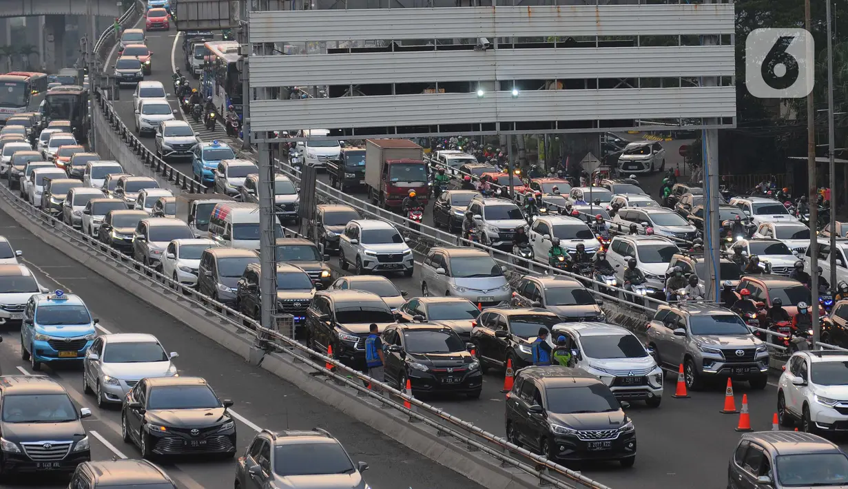 Petugas Jasa Marga saat melakukan pelayanan transaksi kartu masuk tol dalam kota. (merdeka.com/Imam Buhori)