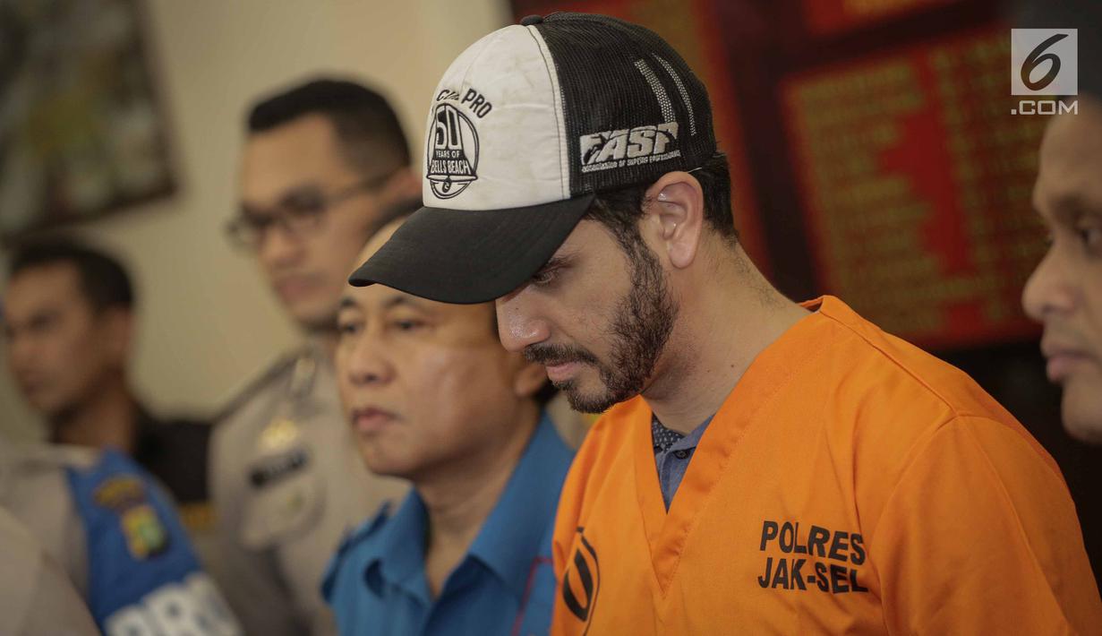 FOTO: Pakai Seragam Tahanan, Fachri Albar Tertunduk Lesu