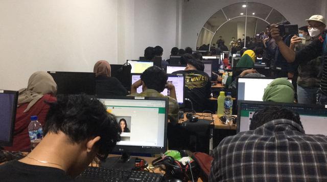 Direktorat Reserse Kriminal Khusus Polda Metro Jaya menggerebek sebuah kantor yang menjalankan aktivitas praktik pinjaman online ilegal di Ruko Palladium Blok G7, di Jalan Pulau Maju Bersama, PIK, Jakarta Utara, Rabu (25/1/2022). (Liputan6.com/Ady Anugrah