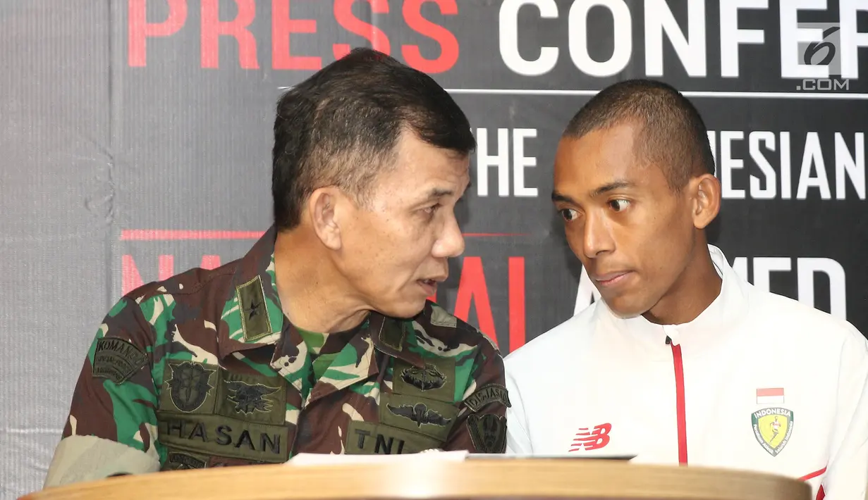 Kadisjasad Brigjen TNI Hasan berbincang dengan atlet lari nasional, Agus Prayogo saat jumpa pers The Indonesian National Armed Forces International Marathon 2018 di Jakarta, Selasa (26/6). (Liputan6.com/Herman Zakharia)