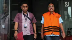 Mantan anggota DPRD Kota Malang Indra Tjahyono usai menjalani pemeriksaan lanjutan di Gedung KPK, Jakarta, Selasa (4/12). Indra diperiksa sebagai tersangka terkait dugaan menerima suap pembahasan APBD-P Pemkot Malang TA 2015. (Merdeka.com/Dwi Narwoko)