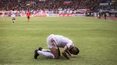 Selebrasi pemain Arema FC, Gustavo Almeida Dos Santos, setelah mencetak gol ke gawang Persija Jakarta dalam pertandingan pekan kesembilan BRI Liga 1 2023/2024 yang berlangsung di Stadion Patriot Candra Bhaga, Bekasi, Minggu (20/9/2023). (Bola.com/Bagaskara Lazuardi)