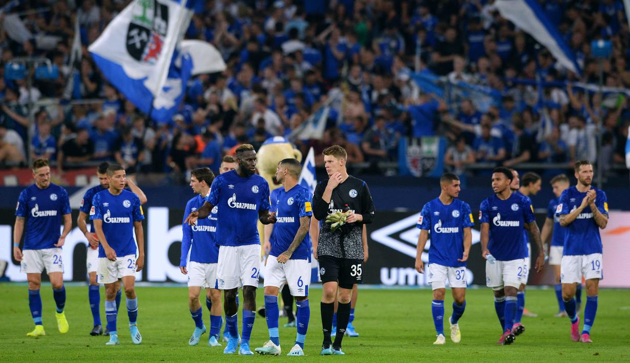 Para pemain Schalke tampak kecewa usai dikalahkan Bayern Munchen  pada laga Bundesliga di Veltins-Arena, Gelsenkirchen, Sabtu (24/8). Schalke kalah 0-3 dari Munchen. (AFP/Uwe Kraft)