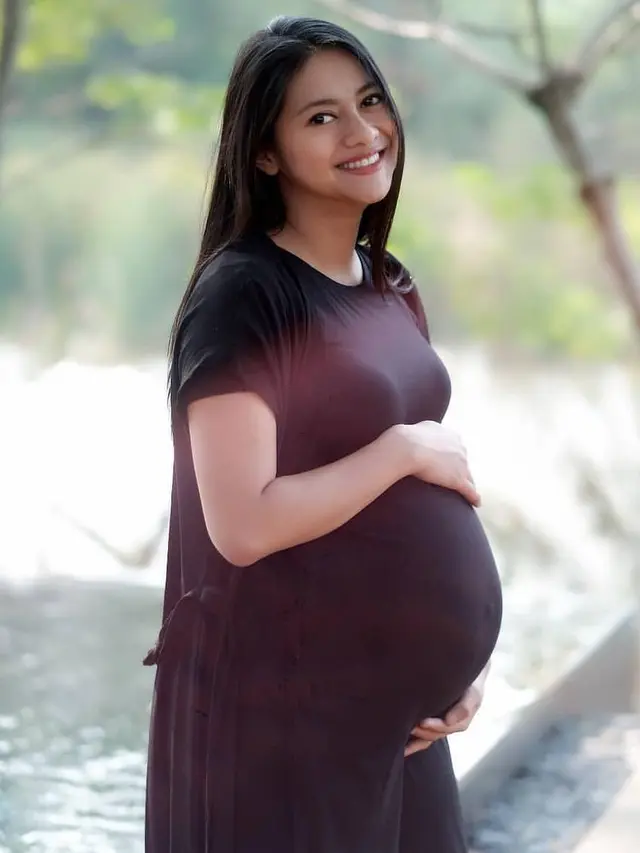 [Fimela] Rini Yulianti Melahirkan