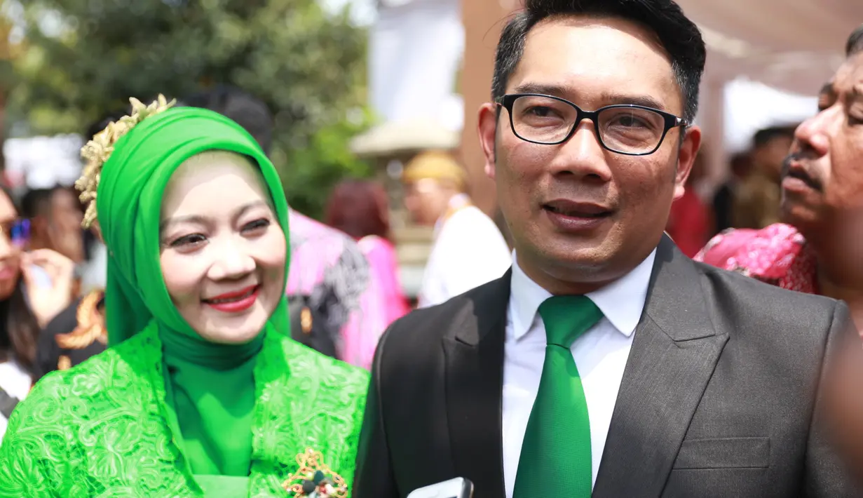 Saat hadir dalam acara nikahan anak presiden tersebut, Kang Emil mengaku tidak membawa kado atau hadiah apapun seperti tamu lainnya. Menurutnya, yang dibutuhkan kedua mempelai adalah doa kelancaran dalam membangun rumah tangga. (Adrian Putra/Bintang.com)