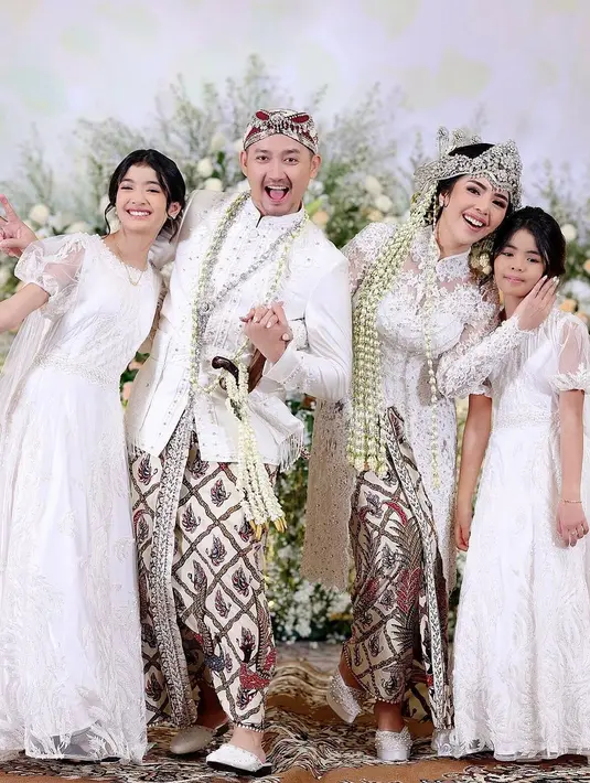 Belum setahun setelah resmi cerai  dengan Dewi Perssik, Angga menikah lagi dengan pengusaha sukses Nurul Kamaria. Keduanya menikah pada 23 Juni 2023 silam. Istri Angga memiliki dua orang putri cantik. [Instagram/anggawijaya88]