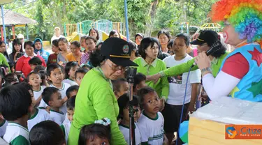 Citizen6, Kendal: Para murid dihibur dengan show badut maskot yayasan tersebut yaitu Mimi Brintik dengan rambut kribo pelangi yang membuat para murid tertawa gembira dengan leluconnya. (Pengirim: Aryo Widiyanto)