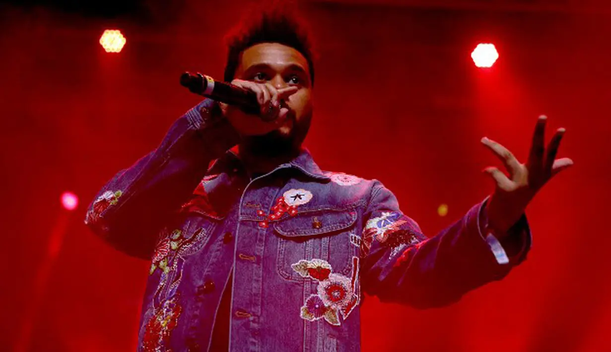 The Weeknd sepertinya merasa senang lantaran sudah mendapat restu ibunda Selena Gomez. Terlihat dari komentar ibunda Selena di foto yang diunggah The Weeknd beberapa waktu lalu. (AFP/Bintang.com)