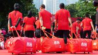 Para peserta membawa Goodie Bag di ajang Alfamart Run 2025. (Istimewa)