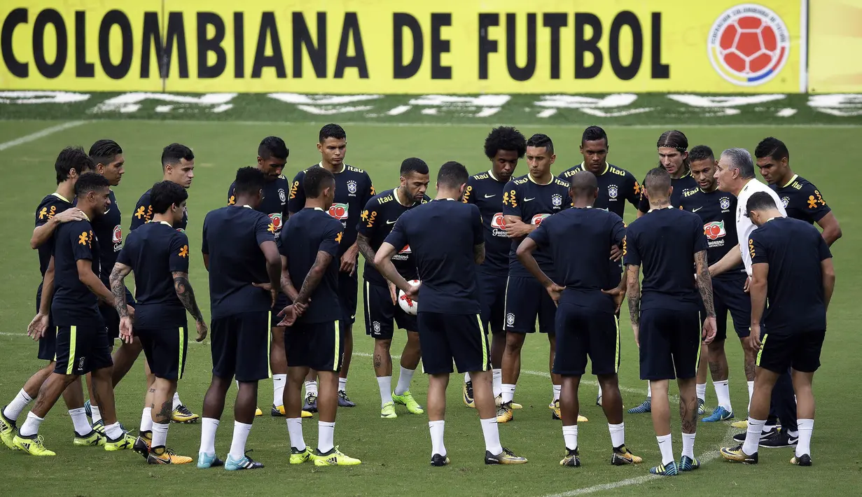 Pelatih Brasil, Tite, memberikan arahan kepada anak asuhnya saat memimpin sesi latihan jelang laga kualifikasi piala dunia 2018 di Barranquilla, Kolombia, Senin (4/9/2017). Brasil akan berhadapan dengan Kolombia. (AP/Fernando Vergara)