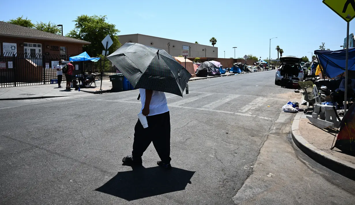 Phoenix, seperti sebagian besar wilayah barat daya AS, dikelilingi oleh gurun pasir, dan 1,6 juta penduduknya sudah terbiasa dengan suhu musim panas yang brutal. (Patrick T. Fallon / AFP)