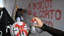 Sejumlah aktivis menggelar aksi Anti-Piala Dunia 2026 di luar Stadion Azteca, Meksiko pada Rabu (27/05/2026) waktu setempat. (AFP/Yuri Cortez)