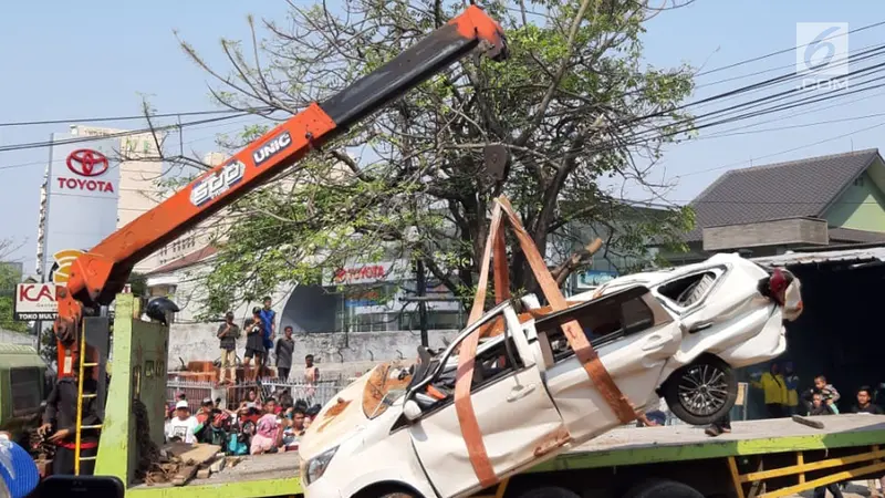 Truk Tanah Timpa Mobil di Karawaci Tangerang