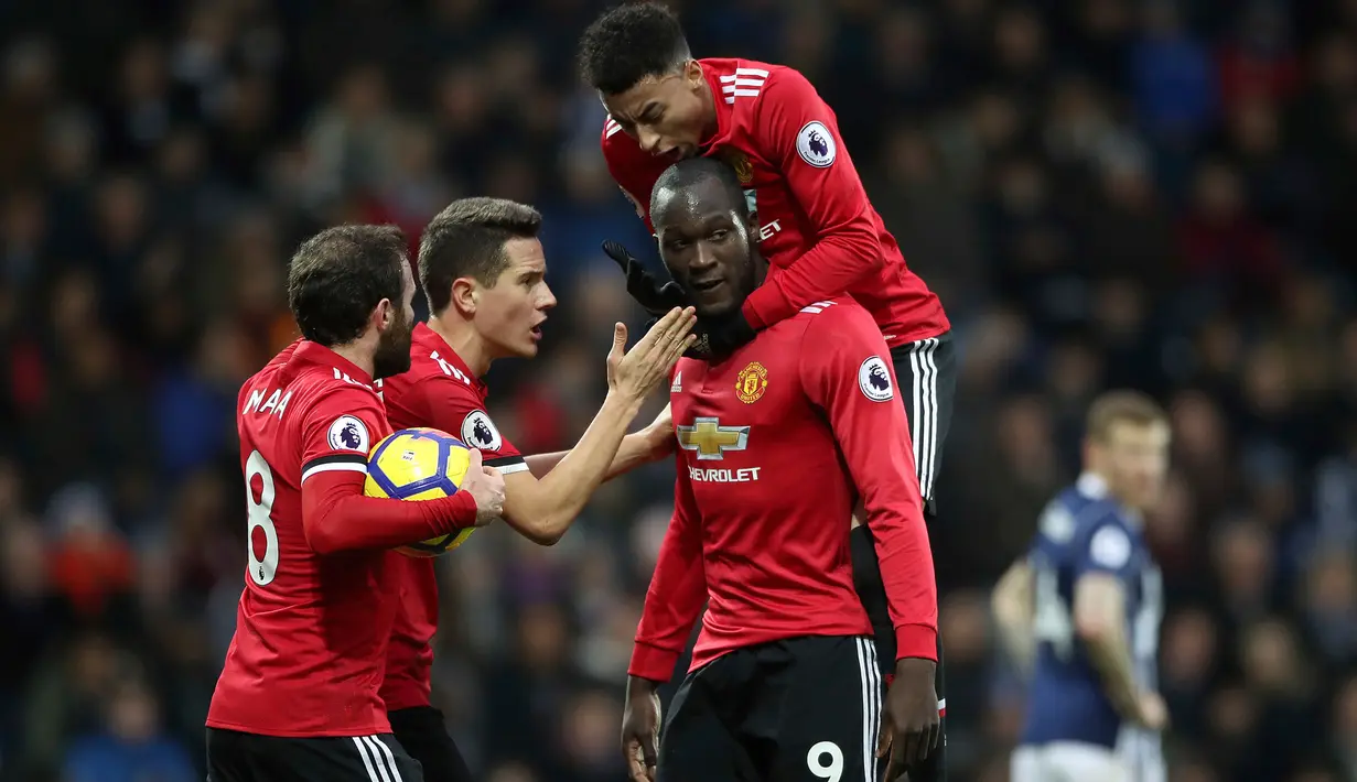 Penyerang Manchester United, Romelu Lukaku terlihat dingin melakukan selebrasi usai mencetak gol ke gawang West Bromwich Albion di The Hawthorns Stadium, Minggu (17/12). Untuk kedua kalinya Lukaku tak berselebrasi usai mencetak gol. (Nick Potts/PA via AP)