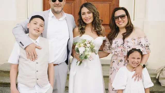 6 Potret Pernikahan Sipil Putri Pesepakbola Cristian Gonzales di Italia, Tampil Anggun dalam Balutan Gaun Internasional