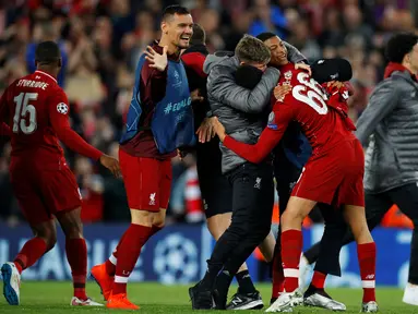 Bek kanan Liverpool, Trent Alexander-Arnold berselebrasi dengan Rhian Brewster dan rekan setimnya setelah akhir laga kedua semifinal Liga Champions melawan Barcelona di Anfield, Selasa (7/5/2019).  Liverpool sukses melaju ke final Liga Champions usai menghajar Barcelona 4-0. (REUTERS/Phil Noble)