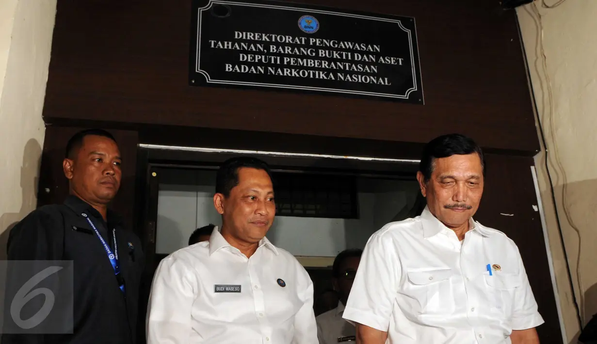 Kepala BNN Budi Waseso (tengah) mengajak Menkopolhukam Luhut Binsar Pandjaitan untuk melihat fasilitas yang dimiliki BNN, Jakarta, Kamis (10/3/2016). Luhut menilai, fasilitas lembaga BNN cukup memprihatinkan. (Liputan6.com/Helmi Afandi)