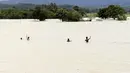 Sejumlah warga memanfaat banjir untuk menjaring ikan Kota Condon, Ilocos sur, Filipina, Senin (24/8/2015). Banjir tersebut akibat hujan deras yang dibawa oleh Topan Goni yang kini diperkirakan menuju Jepang. (AFP Photo)