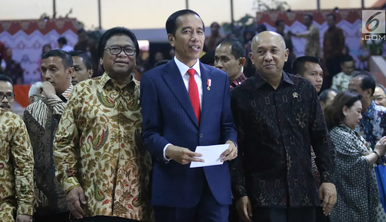 Presiden Joko Widodo (tengah) didampingi oleh Ketua DPD Oesman Sapta Odang (kiri) dan Kepala Staf Presiden Teten Masduki saat menghadiri acara Sarasehan Nasional DPD RI di Senayan, Jakarta, Jumat (17/11). (Liputan6.com/Angga Yuniar)