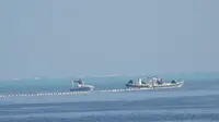 Gambar menunjukkan penghalang terapung dijaga oleh kapal China di wilayah yang dikenal di Filipina sebagai Bajo de Masinloc di Laut China Selatan. (Dok. Philippine Coast Guard)