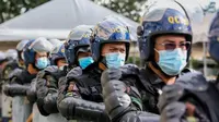 Polisi latihan simulasi antiterorisme dengan skenario insiden pengeboman di Quezon City, Filipina, 15 Desember 2020. Kepolisian Nasional Filipina menggelar latihan untuk menunjukkan kemampuan dalam memastikan keselamatan masyarakat pada musim liburan mendatang. (Xinhua/Rouelle Umali)