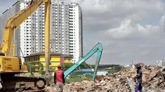 Situasi penggusuran pemukiman di pinggir Waduk Pluit, Penjaringan, Jakarta, Minggu (11/1/2015). (Liputan6.com/Faizal Fanani)