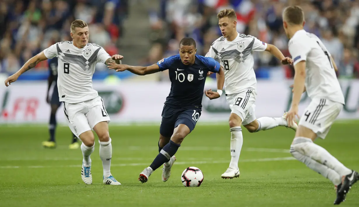 Di usia yang masih sangat muda saat itu, ia sudah mendapat kepercayaan Didier Deschamps untuk mengisi slot di lini depan Timnas Prancis. (AP/Christophe Ena)