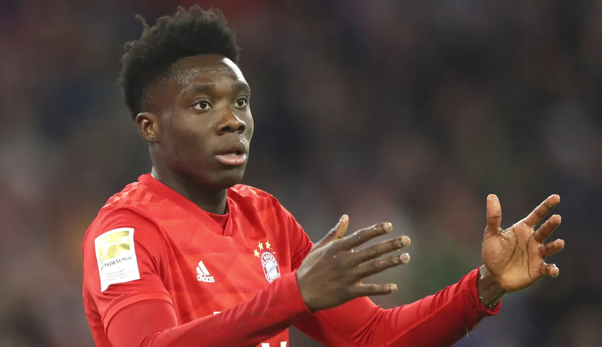 1. Alphonso Davies - Alphonso Davies sukses menjelma sebagai salah satu pesepak bola top di Eropa. Davies tampil mengagumkan saat membawa Bayern Munchen meraih gelar juara Liga Jerman dan Liga Champions 2019/2020. (AP Photo/Matthias Schrader)