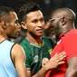 Dua pemain Persebaya Surabaya asal Papua, Osvaldo Haay dan Ruben Sanadi bersama pelatih Persipura, Jacksen Tiago di Stadion Gelora Bung Tomo, Jumat (2/8/2019). (Bola.com/Aditya Wany)