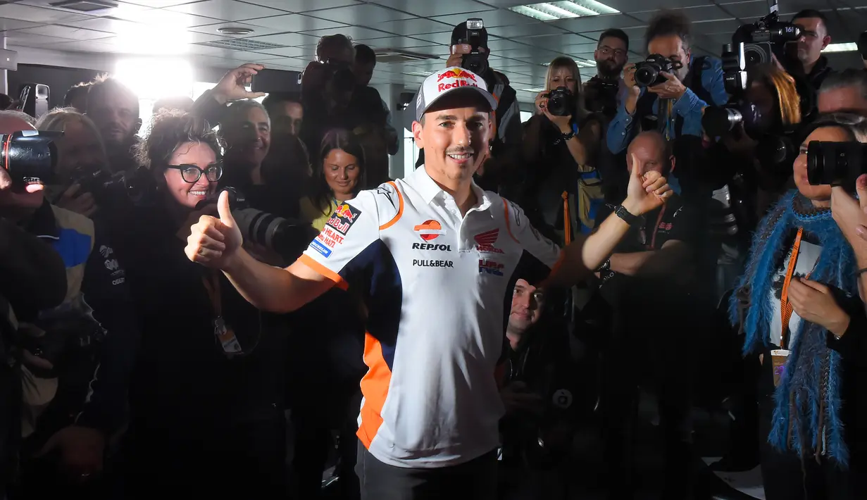 Pembalap Repsol Honda MotoGP Jorge Lorenzo usai konferensi pers di mana ia mengumumkan pengunduran dirinya di Cheste Valencia (14/11/2019). Kariernya moncer saat masih memperkuat Yamaha pada 2008 hingga 2016. (AFP/Jose Jordan)