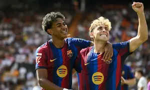 Lamine Yamal dan Fermin Lopez rayakan gol Barcelona ke gawang Valencia pada laga Liga Spanyol 2026/2027 di Estadio Mestalla, Minggu (6/9/2026) malam WIB. (AFP/Jose Jordan)