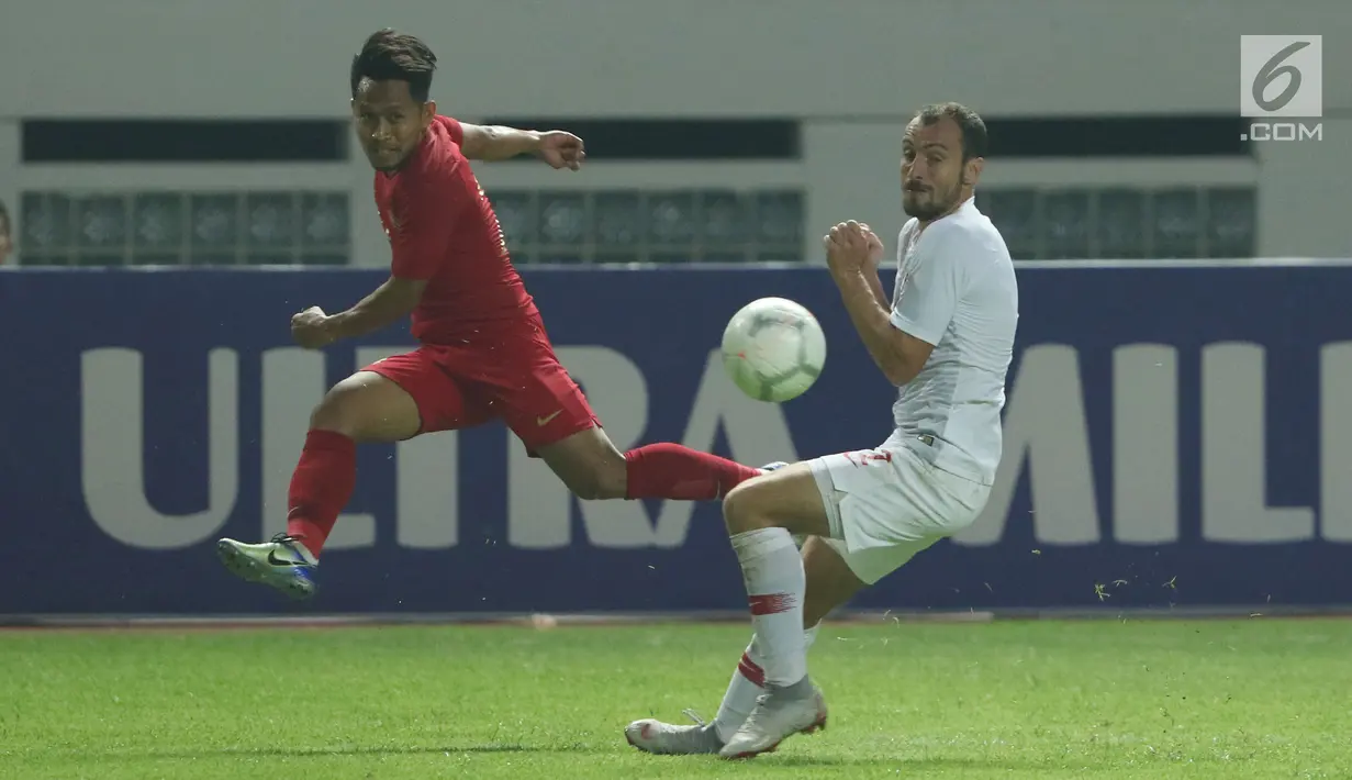 Pemain sayap Timnas Indonesia, Andik Vermansyah (kiri) mencoba melewatiadangan pemain Hong Kong pada laga uji coba internasional di Stadion Wibawa Mukti, Cikarang, Selasa (16/10). Laga berakhir imbang 1-1. (Liputan6.com/Helmi Fithriansyah)