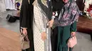 Titi Kamal hadir dengan kerudung hitam serasi dengan kaftannya. Ia pun membawa tas Hermes. [@titi_kamall]