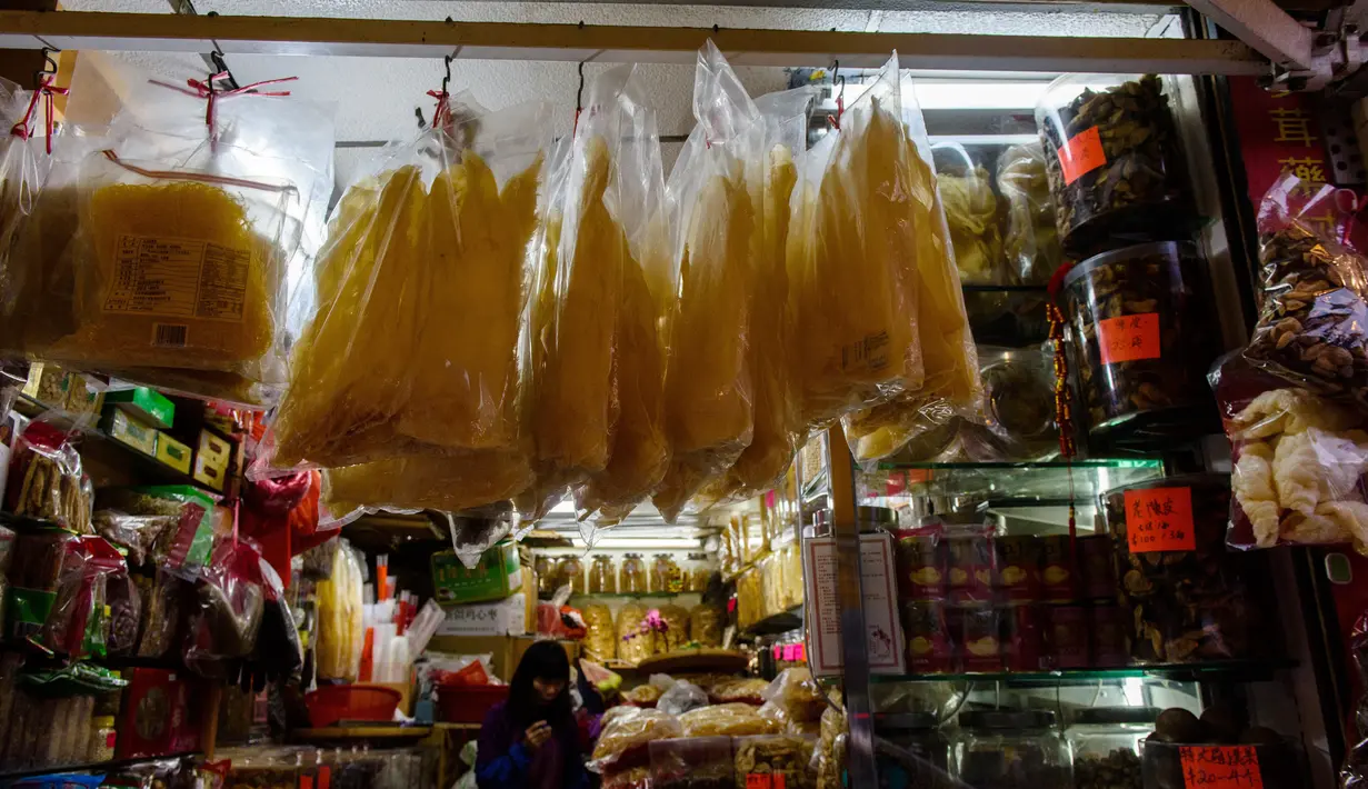 Sejumlah sirip ikan hiu yang sudah diolah dipajang untuk dijual di sebuah toko di Hong Kong (6/3). Pemerintah Hong Kong menyatakan, fenomena ini telah menimbulkan keprihatinan internasional dan lokal. (AFP/Anthony Wallace)