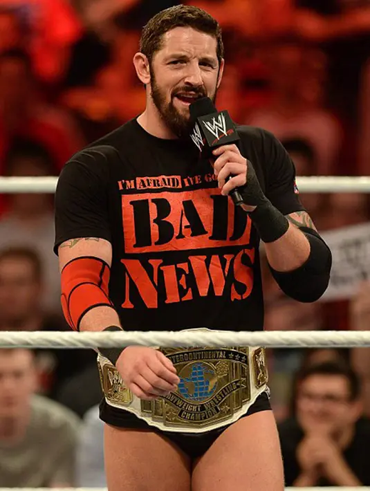 Briton Wade Barrett saat beraksi akan di pertandingan WWE,Manchester Arena, Inggris, (10/11/2015). Barrett kesal terhadap aksi diving yang dilakukan Rooney saat melawan tim kesayangannya Preston. (Dailymail)