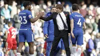 Pelatih Chelsea, Antonio Conte, menyalami Michy Batshuayi usai mengalahkan Watford pada laga Premier League di Stadion Stamford Bridge, London, Sabtu (21/10/2017). Chelsea menang 4-2 atas Watford. (AP/Matt Dunham)