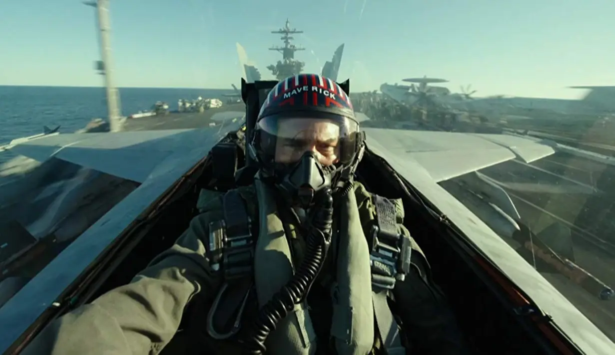 Tom Cruise saat naik pesawat tempur sungguhan dalam film Top Gun: Maverick. (Foto: Paramount Pictures via IMDb)