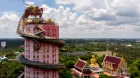 Pemandangan udara pada 11 September 2020 menunjukkan kuil Budha Wat Samphran (Kuil Naga) di Nakhon Pathom, sekitar 40 km sebelah barat Bangkok. Kuil Buddha ini menjadi salah satu destinasi wisata di Thailand karena memiliki arsitektur menakjubkan. (Photo by Mladen ANTONOV / AFP)