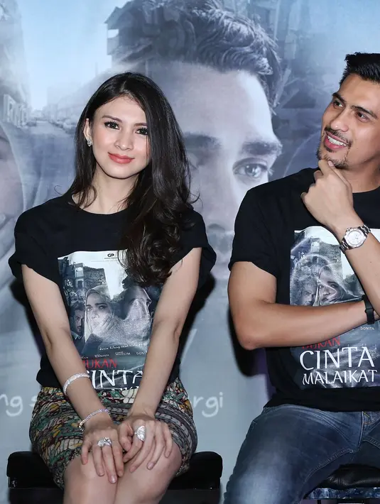 "Aku udah nikah dan orang Islam, mungkin pemahaman tentang pernikahan menurut syariat pernikahan dan perceraian orang Islam seperti apa, di film ini itu ada semua," lanjut Donita. (Bambang E. Ros/Bintang.com)