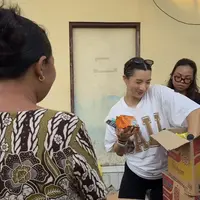 Keluarga Irfan Bachdim yang tinggal di Bali membantu para korban banjir di daerahnya. Terlihat istrinya, Jennifer dan anak-anaknya turut serta dalam aksi bantuan. [@jenniferbachdim]
