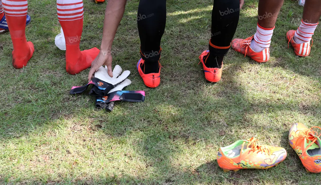 Sarung tangan dan sepatu pemain Persija berwarna oranye usai latihan di Lapangan Villa 2000, Pamulang, Tangerang Selatan, Senin (25/4/2016). (Bola.com/Nicklas Hanoatubun)