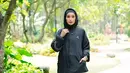 Padu padan jaket hoodie, celana rok, ciput atau dalam hijab, dan sneakers yang semuanya serba hitam membuat penampilan Soraya Larasati terlihat elegan. [Foto: Instagram/alurcerita]