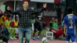 Ekspresi Dejan Antonic, pelatih Persib Bandung saat melawan Bali United dalam turnamen sepak bola Bali Island 2016 di Stadion Kapten I Wayan Dipta, Gianyar, Bali, Minggu (21/2/2016). (Bola.com/Peksi Cahyo)