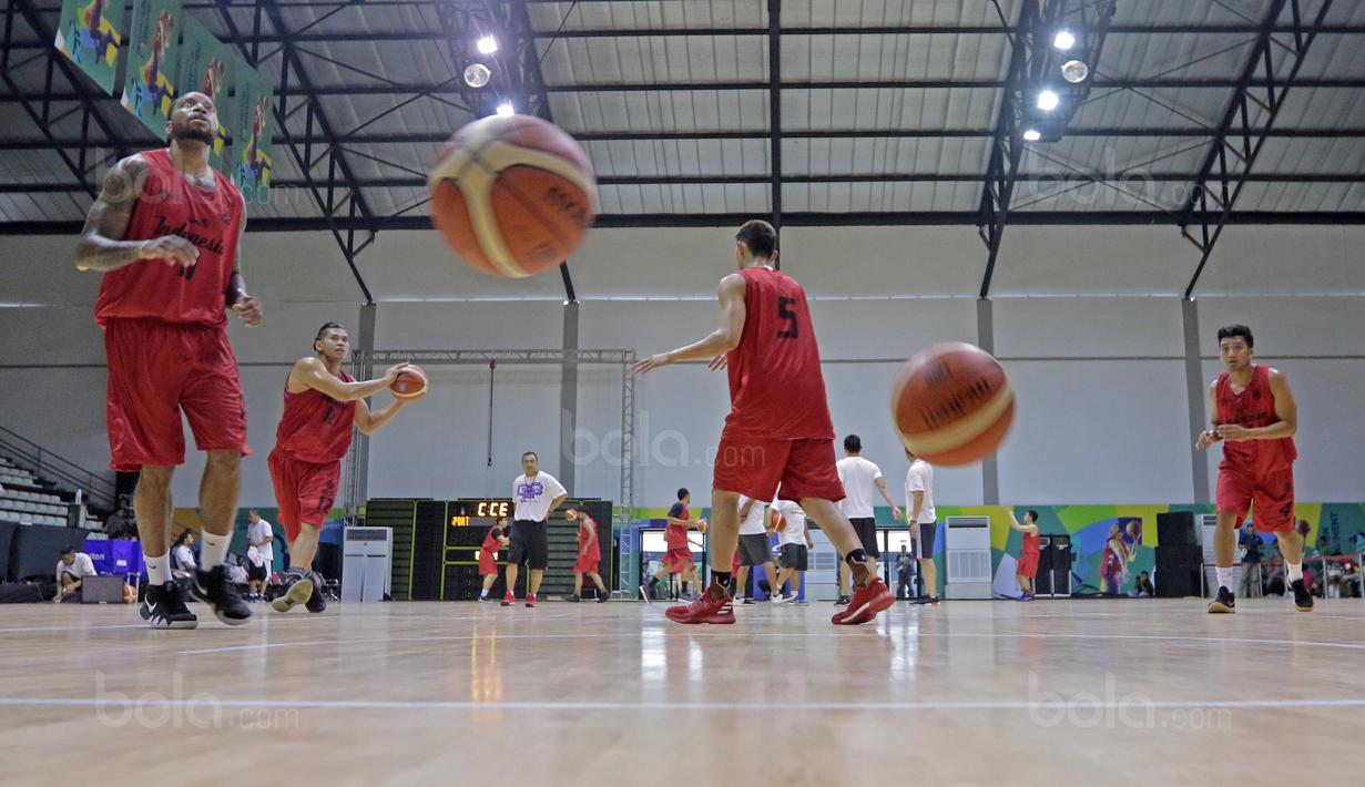 Gaya para pemain Timnas Basket Indonesia saat melakukan sesi latihan jelang test event Asian Games 2018 di Hall A Senayan, Jakarta, Rabu (7/2/2018). Test Event ini berlangsung pada 8-12 February 2018. (Bola.com/Nicklas Hanoatubun)