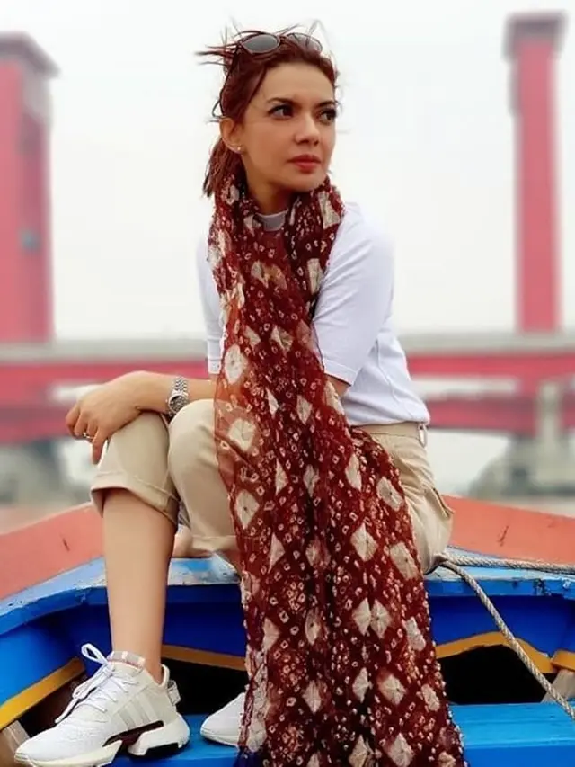 Kerap Tampil Formal, Ini 6 Gaya Santai Najwa Shihab Saat Pakai Sneaker