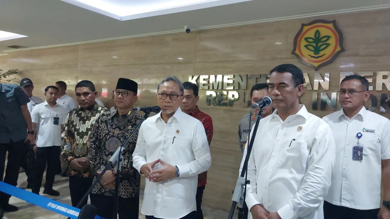 Menteri Koordinator Bidang Pangan Zulkifli Hasan dan Menteri Pertanian Andi Amran Sulaiman berkoordinasi untukmenyederhanakan alur birokrasi pupuk subsidi.(Arief/Liputan6.com)